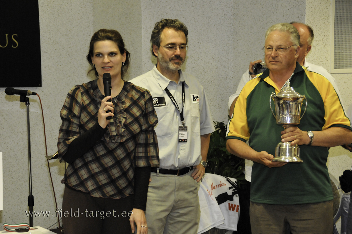 WFTF president Johan Jansen annab nüüd üle karika Field-Target Worlds 2010 absolouutsele võitjale Jose Redondo